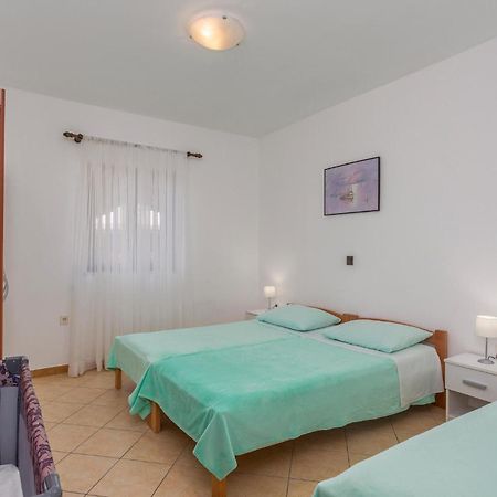 2 Bedroom Beautiful Apartment In Omisalj Exterior photo